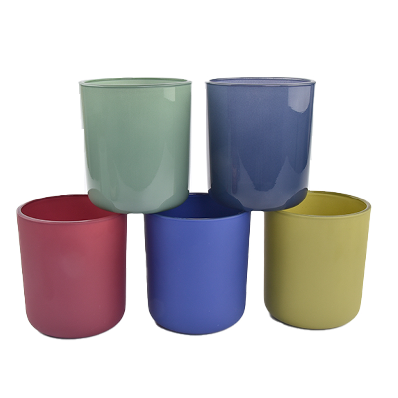 Femfarget lysestake i glass: En praksis med farger og lys i minimalistisk design