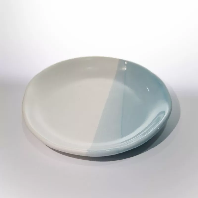 Moderne tofarget keramisk rund plate