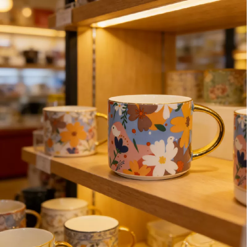 Levende blomsterkrus i keramikk med gullkant Levende blomsterkrus i keramikk med gullkant