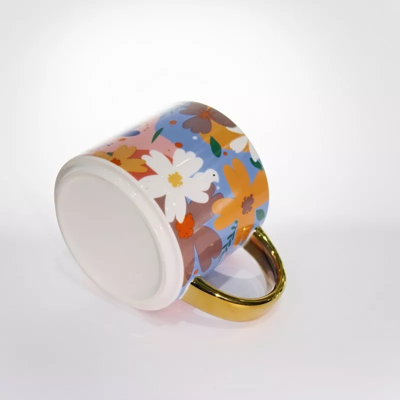 Levende blomsterkrus i keramikk med gullkant